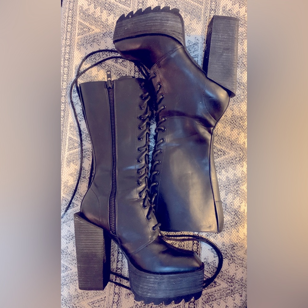 DOLL’S KILL Lace Up Platform Heeled Boots US 8 / MAKE AN OFFER 💰